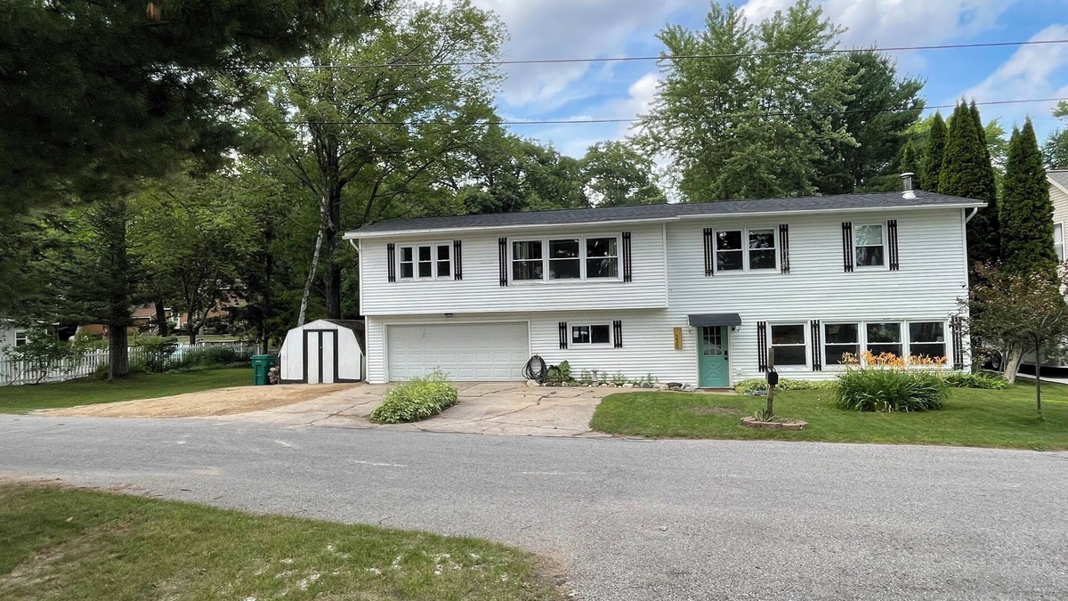 Cadillac Cottage | Year Round Rambler - Canal/Lake Access