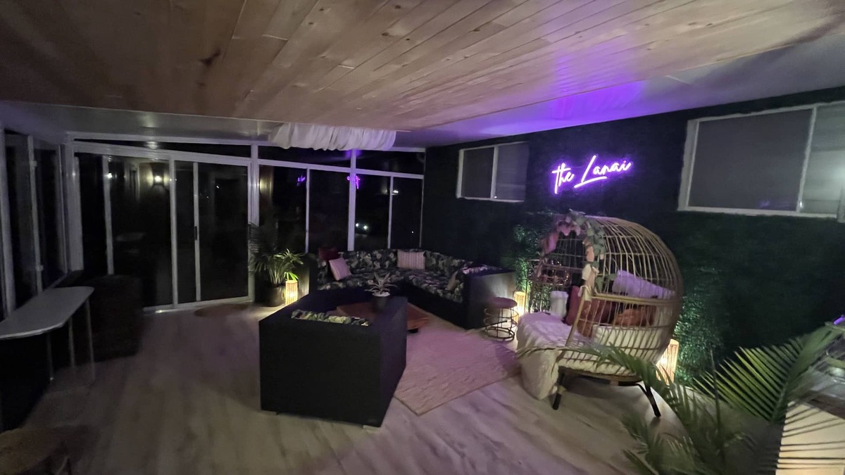 Port Franks Cottage | Year Round Secluded Retreat in Port Franks Close to Private Beach. Hot Tub!
