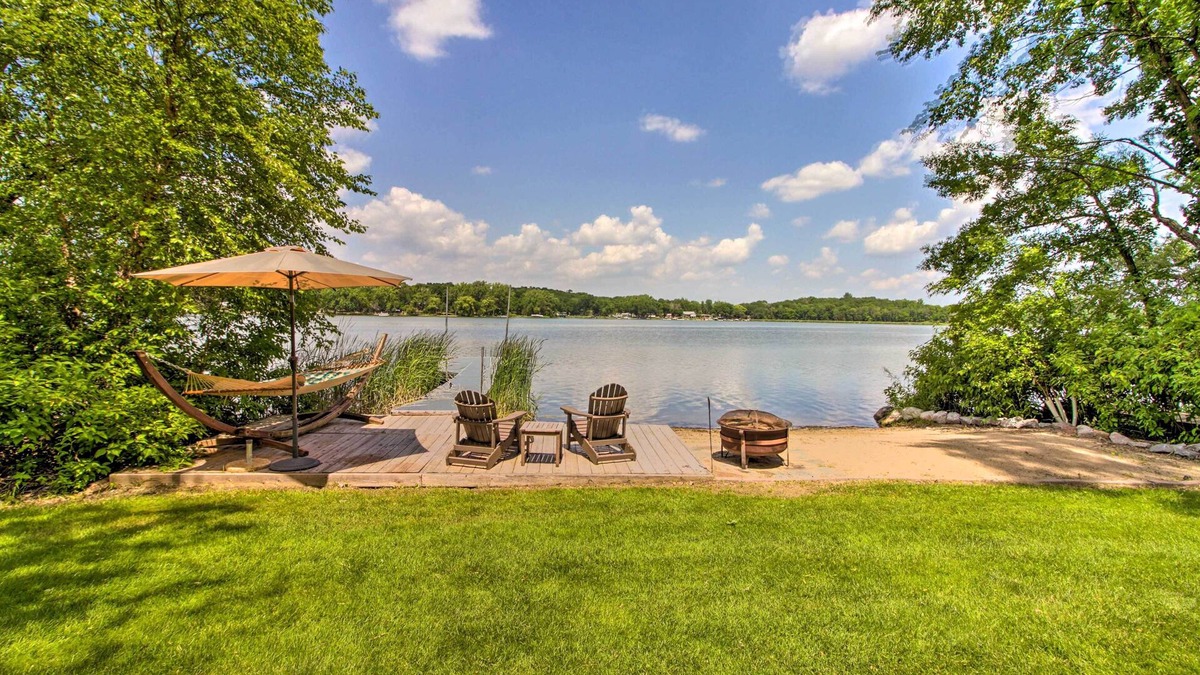 South Haven Cottage | Year-Round Waterfront Getaway: Lake Access + Dock!