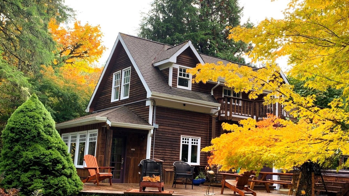 Shelton Cottage | Year round waterfront getaway on Puget Sound, 22 minutes to West Olympia. Children welcome. Pet friendly. Complimentary kayaks.