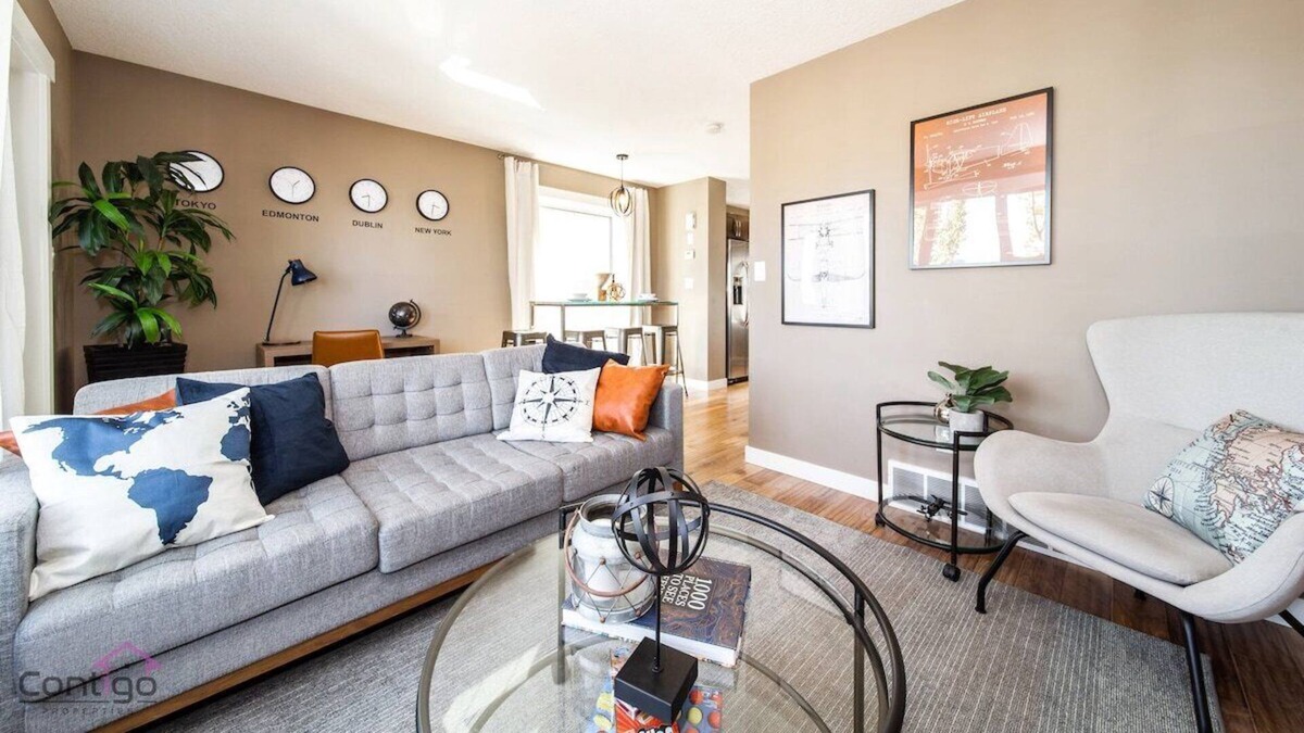 Leduc House | YEG SkyLounge | 10min to Airport | King Bed | WiFi
