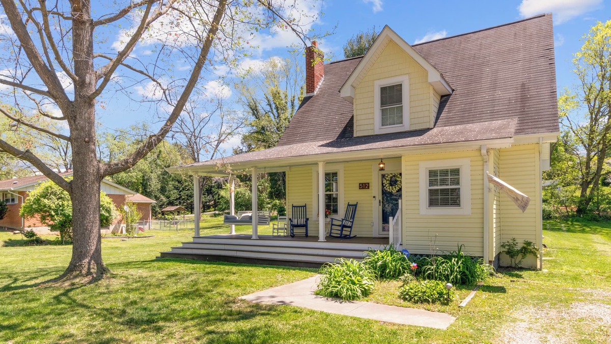 Radford House | Yellow Bird Cottage - Cozy home minutes from Radford University, with large deck