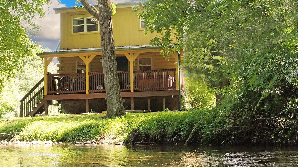 Newport Cabin | Yellow Cabin on the River: Pet Friendly, Free Attraction Tickets, Hot Tub & River Access