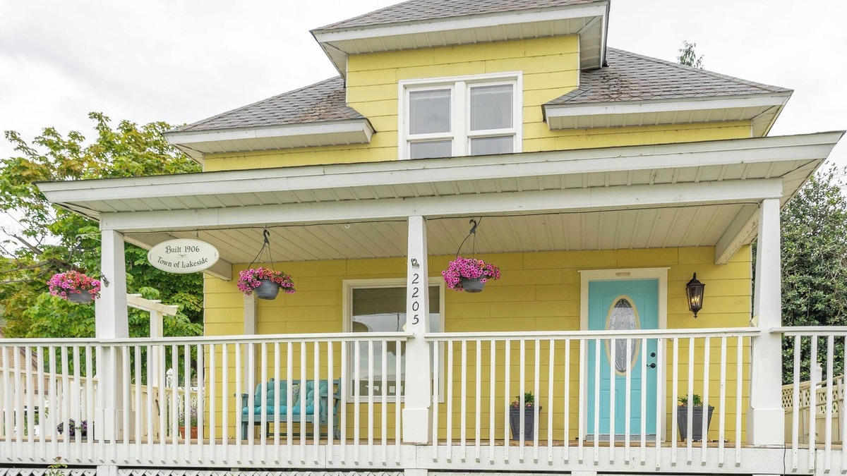 Chelan Cottage | Yellow Cottage in Lake Chelan