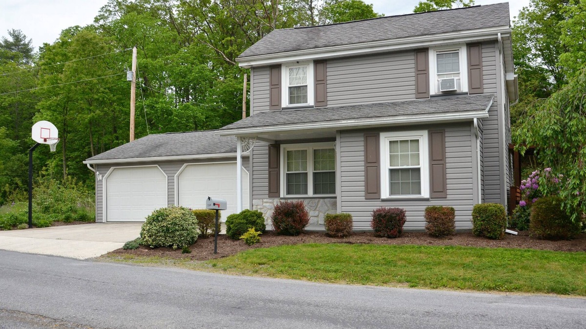 Hopewell House | Yellow Creek Cottage located overlooking Yellow Creek & near Lake Raystown.