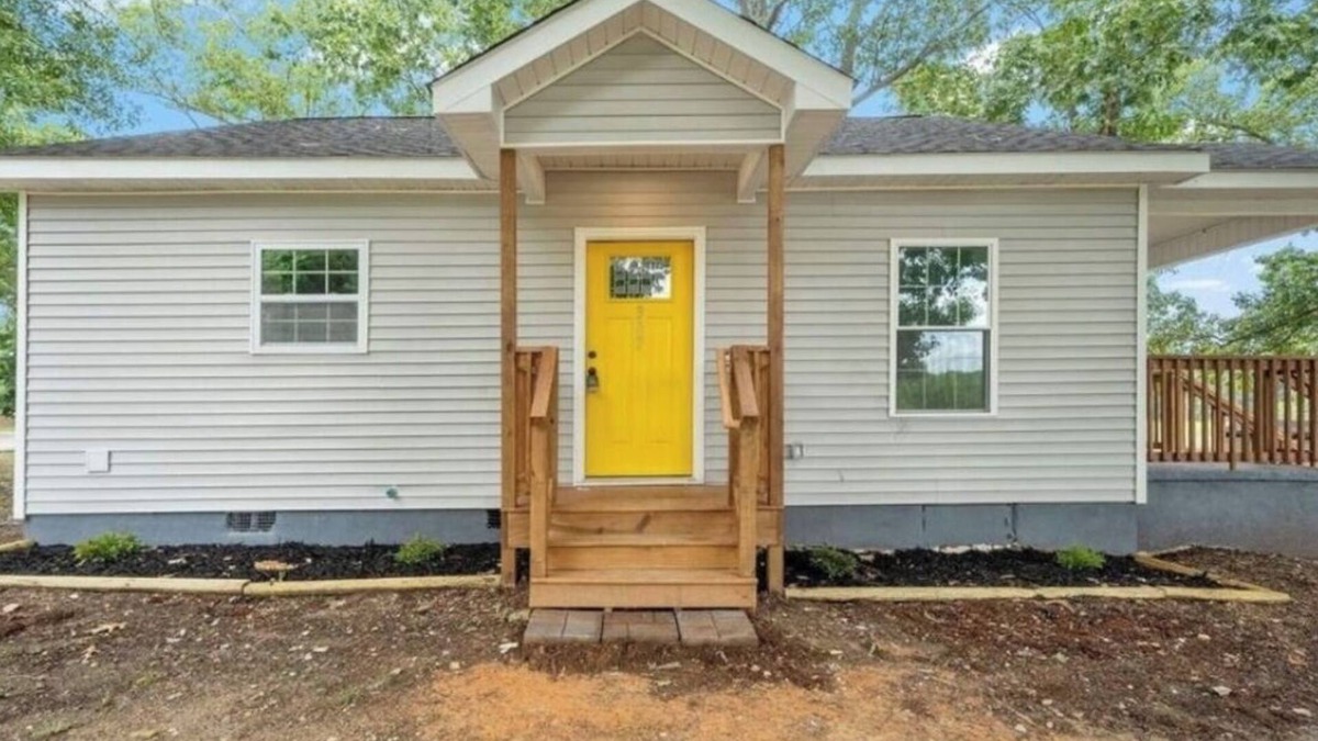 Simpsonville Cottage | YELLOW DOOR 2 BEDROOM COTTAGE