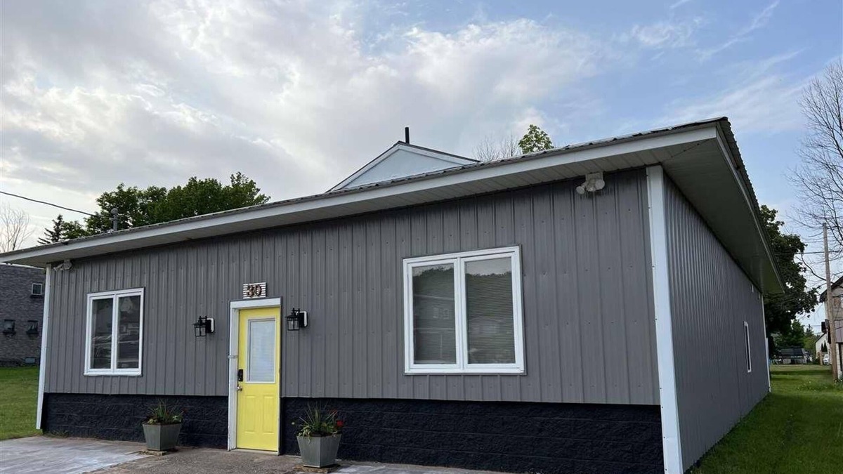South Range House | "Yellow Door" Newly Remodeled. Trailer parking available. Trail #3.