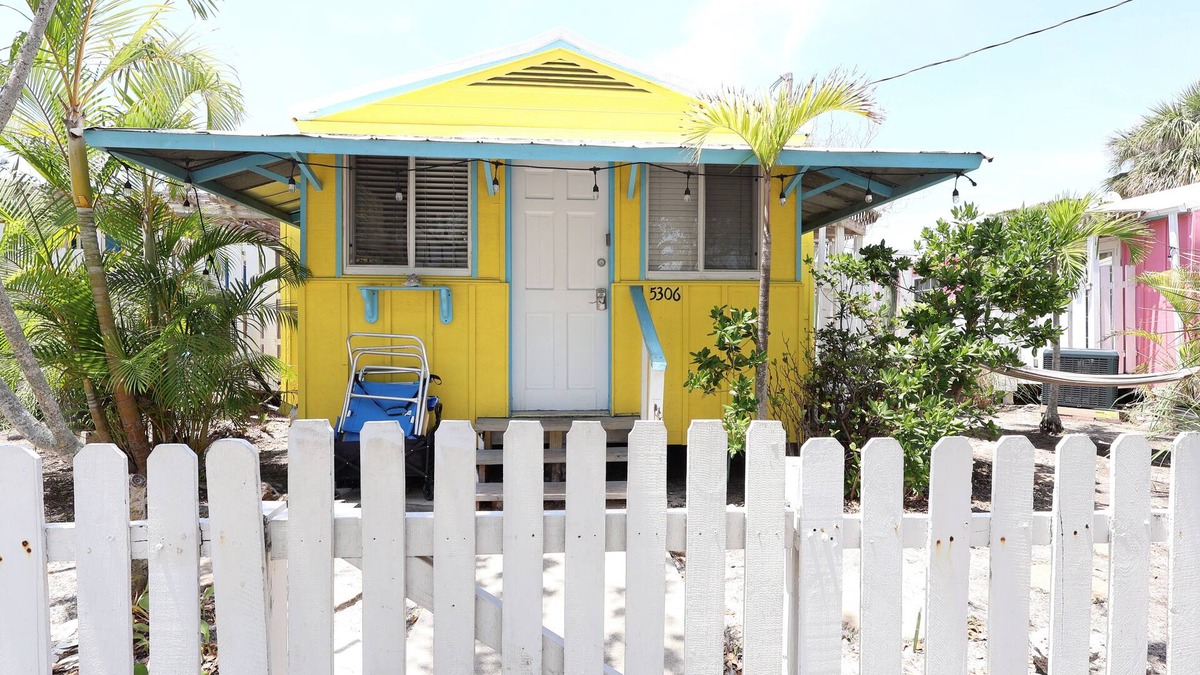Siesta Key Village Cottage | Yellow Palm Cottage steps from the beach