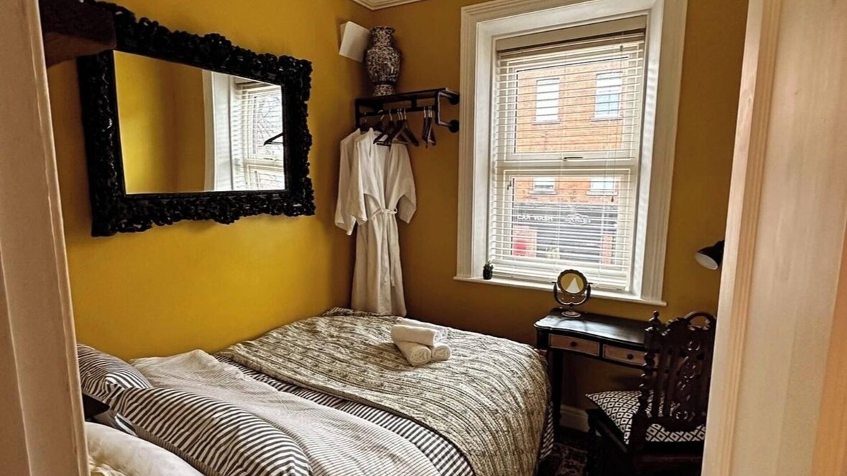 Broadstone Cabin | Yellow room - at The Royal Lodge Dublin