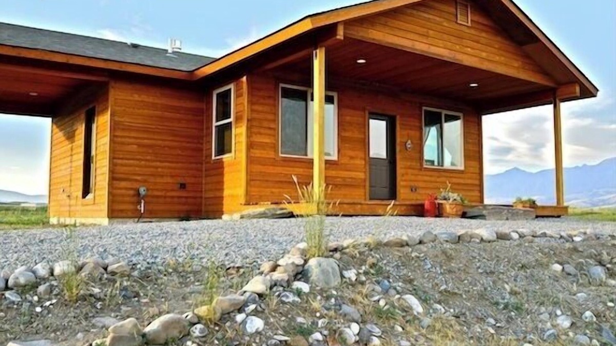 Emigrant Cabin | Yellowstone Cabin on the River with Private Acre Pond, Five Miles from Chico