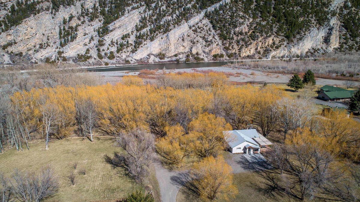 Livingston Cabin | Yellowstone Cabin on 4 acres: Sleeps 8, river access & Pets ok!