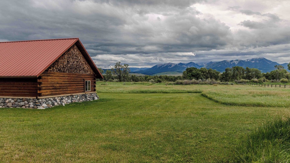 Livingston House | Yellowstone Crest · Yellowstone River frontage
