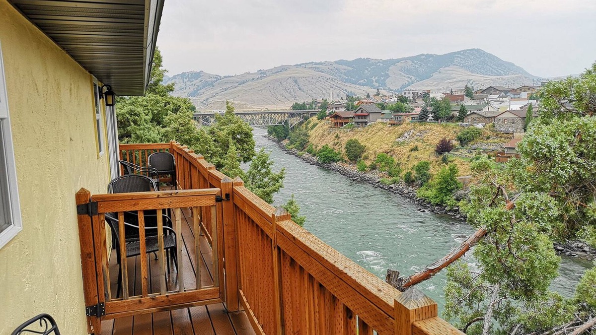Gardiner Hotel | Yellowstone Riverside Cottages
