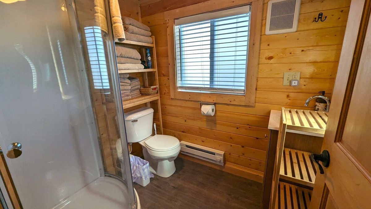 Gardiner Cabin | Yellowstone's Treasure Cabin #1, few min drive to Yellowstone Park