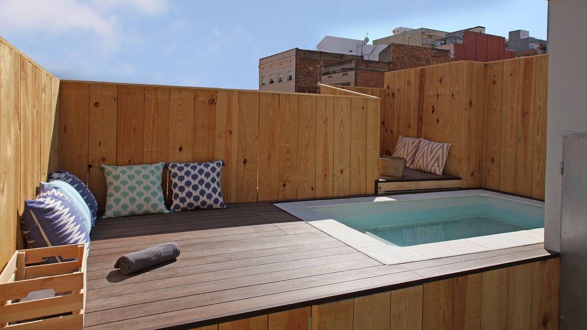 Collblanc y La Torrassa House | Yelow House. House with terrace and private pool. Barcelona. Close to FCB and Fira BCN