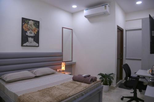 Serilingampally Apartment | Yendluri's- QueenBed Room-24 Kondapur, Gachibowli