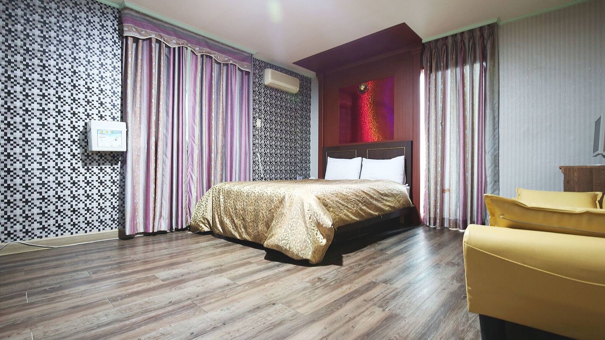 Ujong Hotel | Yesan Lanos