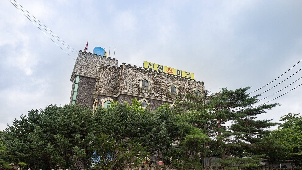 Sangjak-kol Hotel | Yesan Shinwon Parktel