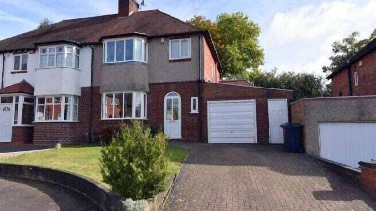 Harborne Apartment | Yew Croft Avenue (4 Bed. Parking. Families/Contractors. QE/Uni)