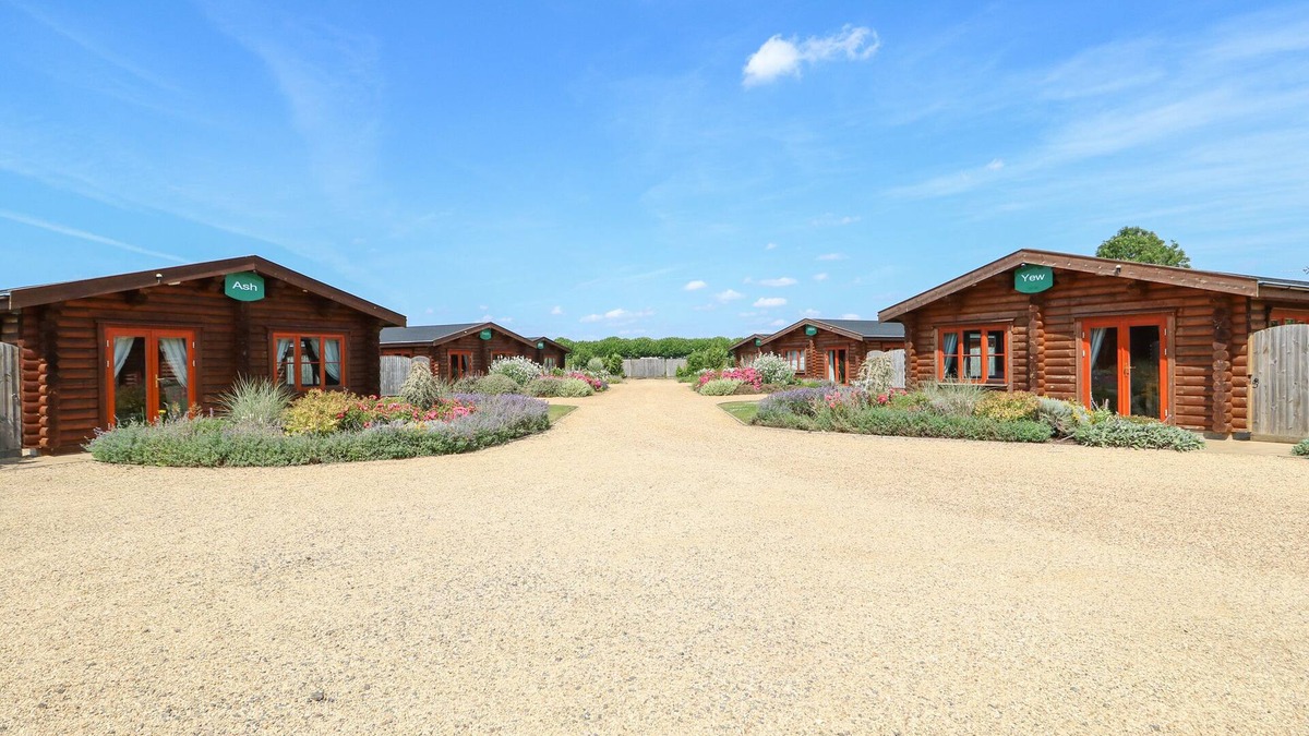 Castle Bytham Cottage | YEW LODGE, family friendly, with pool in Greetham, Rutland