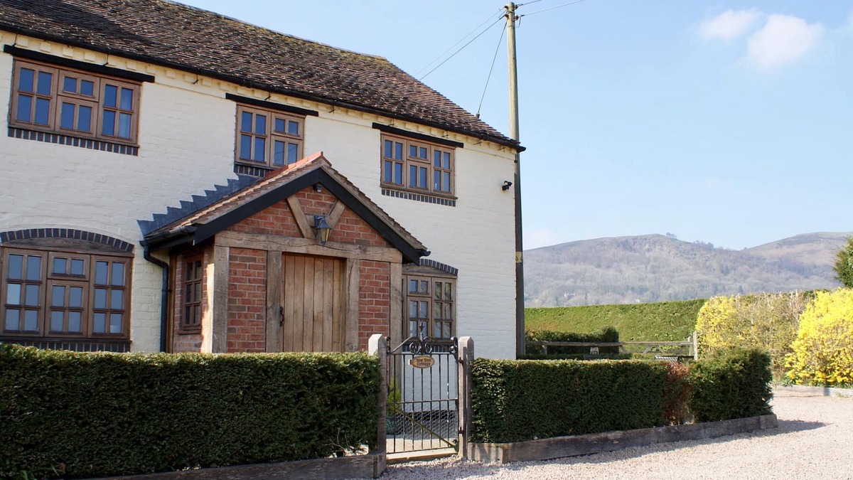 Little Malvern Cottage | YEW TREE COTTAGE, pet friendly, character holiday cottage in Malvern