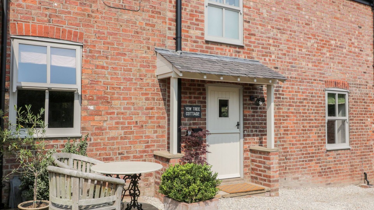 South Ferriby Cottage | YEW TREE COTTAGE, romantic, with open fire in South Cave