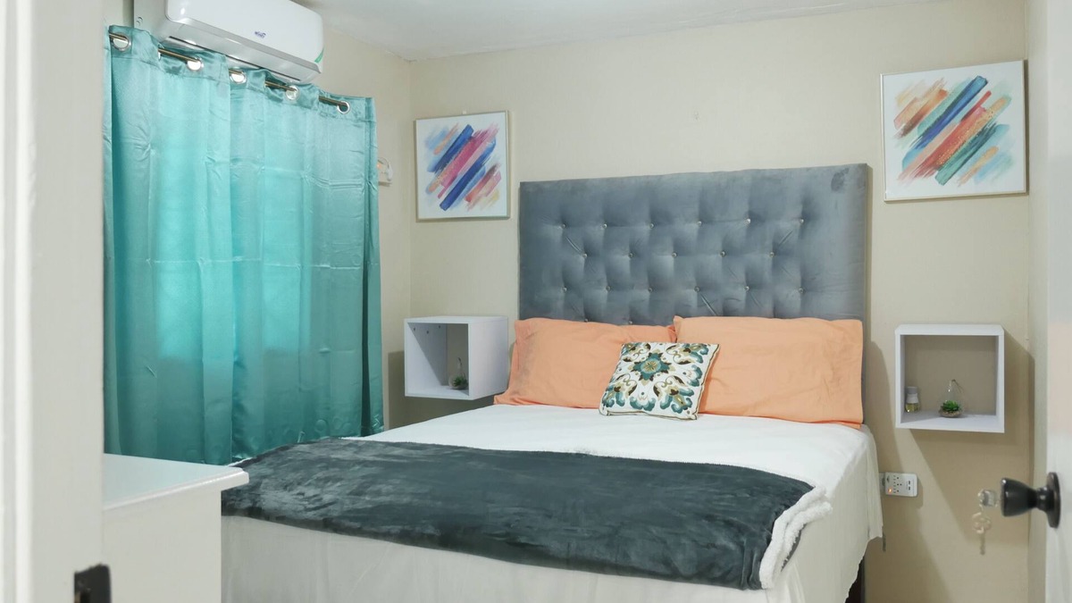 Constant Spring Apartment | Yhavarees Comfy Oasis 2-Bed Aprt- Central & Secure