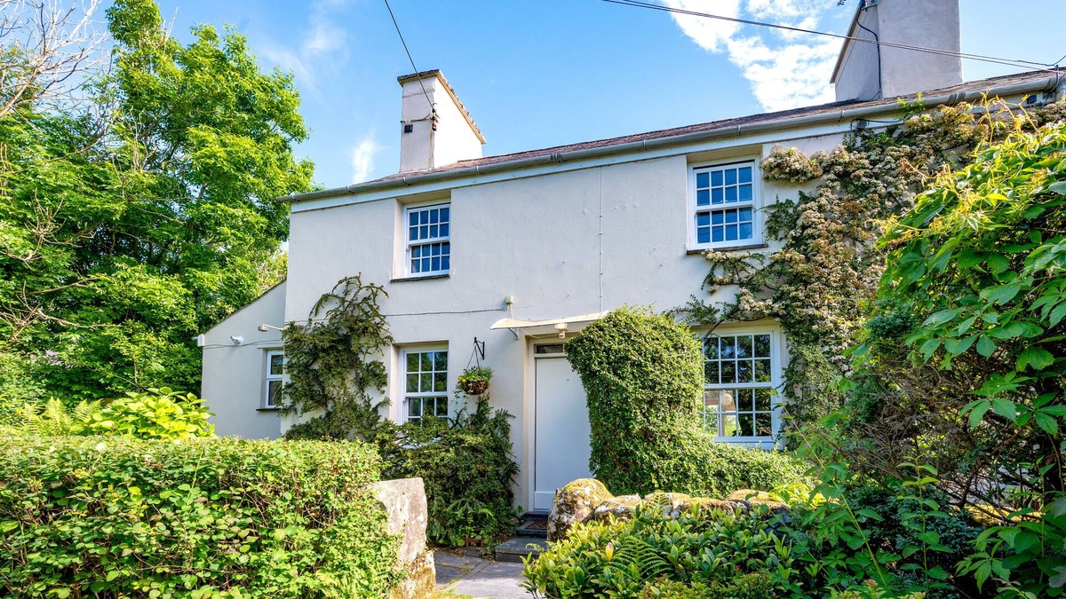 Garndolbenmaen House | Ynys Pandy - Four Bedroom House, Sleeps 8