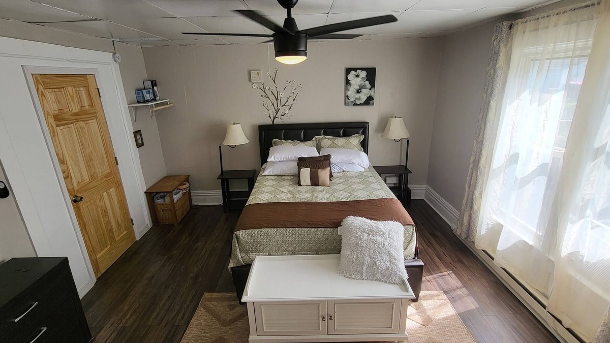 Jamestown Apartment | Yogi Nature Stay #2 3 beds with spa shower, smart tv across the street from UPMC