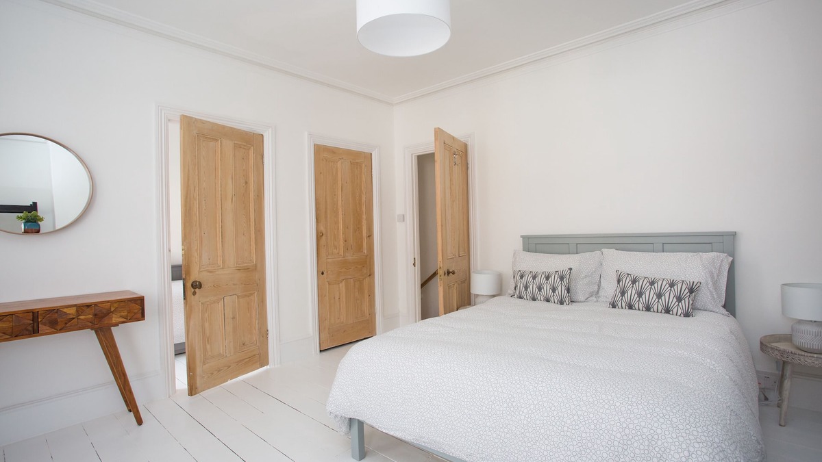Worthing House | York House - Sleeps 12 beach road with sea views