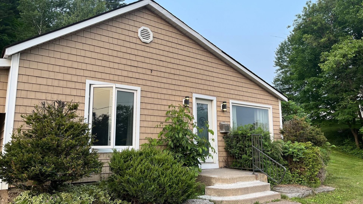 Bancroft House | York View House. Newly Listed June 2023! nA 2 bedroom home ready for your visit