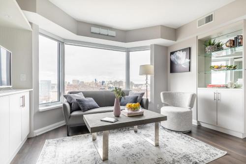 Bloor-Yorkville Apartment | Yorkville Luxury 2 Bedroom & Parking