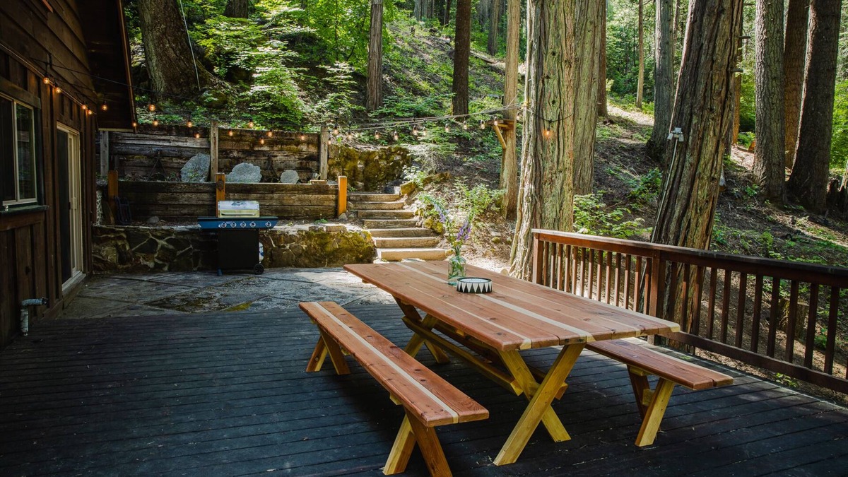 Sugar Pine Cabin | π² Yosemite/Oakhurst Modern Creekside Cabin