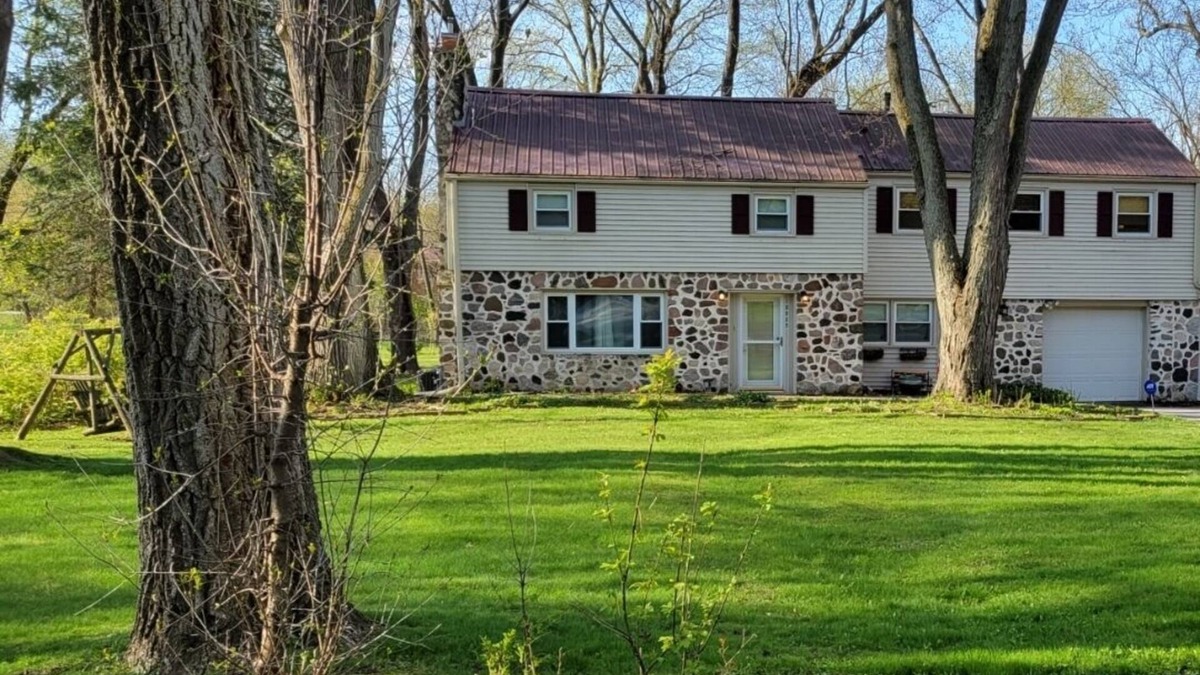 Brookfield House | You found a Gem! Emmersed in seclusion close to it all,4 BRDM SLEEPS 12!