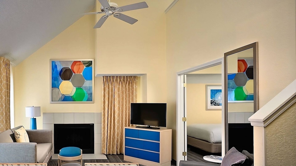Omaha Hotel | You Found it! 3 Comfortable Units, Free Breakfast, Free Parking, Onsite Pool