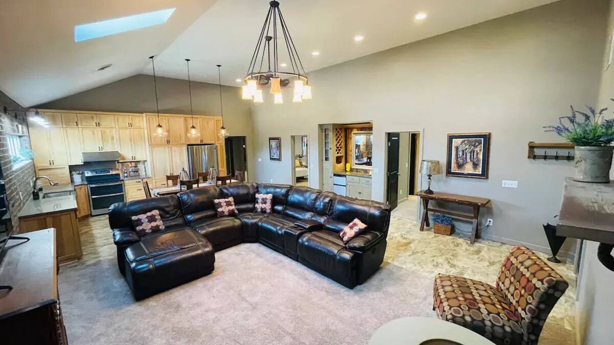 Sugarcreek House | You'll love this Spacious 3 Bedroom plus a loft in the Heart of Amish Country