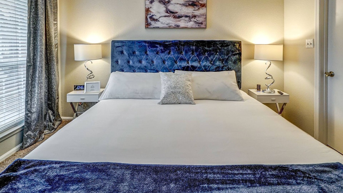 Richmond Apartment | You'll ❤ this 1 King, 1 Queen Bed Apt in West End