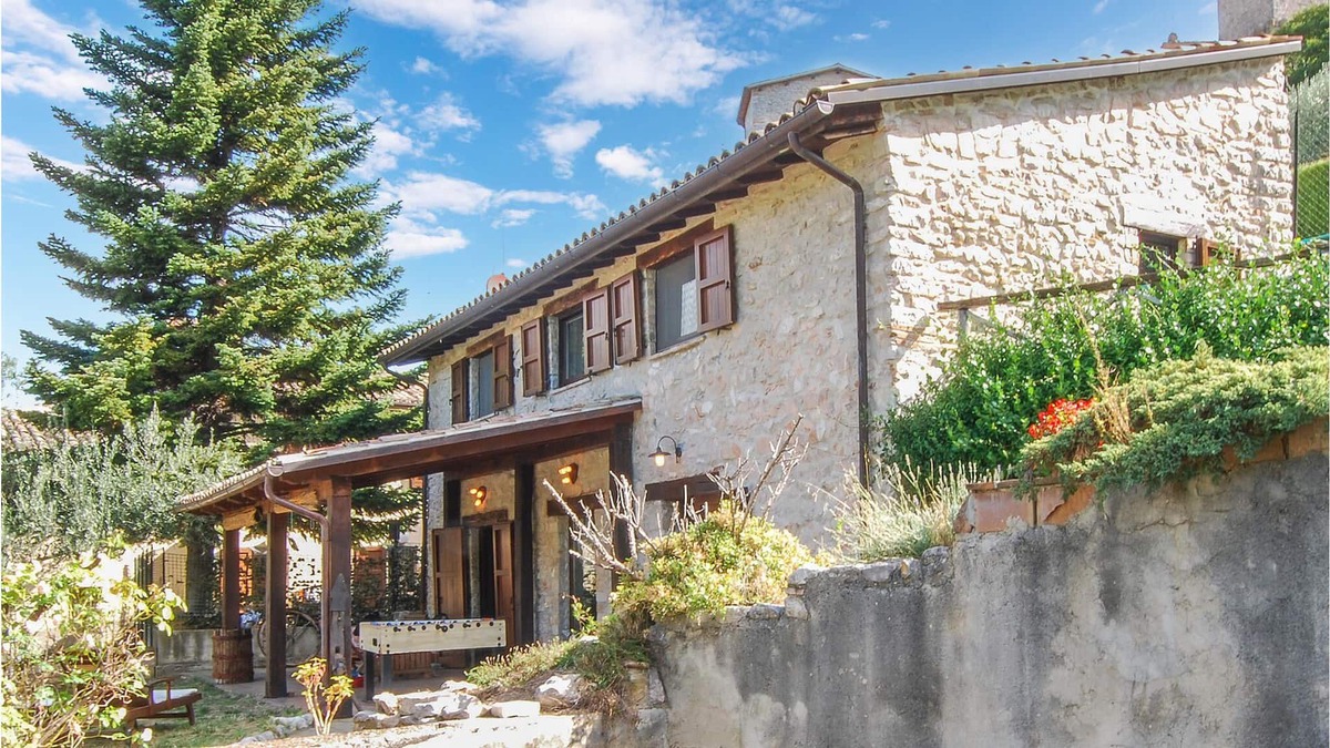 Pievefavera House | You will be greeted by a beautiful stone house with many amenities overlooking Lago di Borgiano.