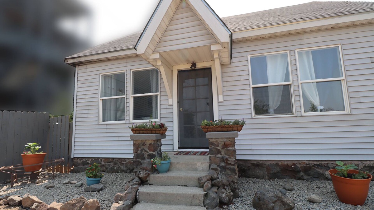 South Perry District House | You will enjoy this updated 1907 Cottage— it is a hidden gem