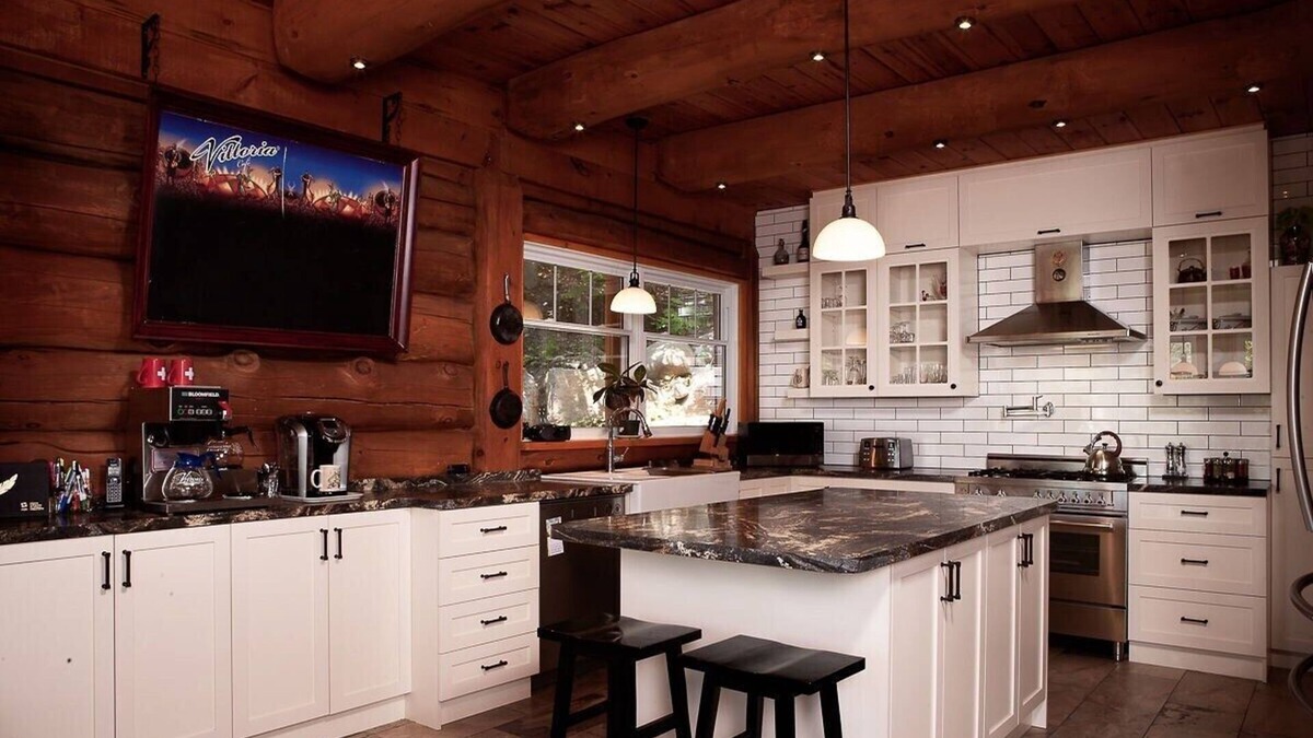 Les Pays-d'en-Haut Regional County Municipality Ski Chalet | You’ll be charmed by this stunning log cabin perched on the mountainside.