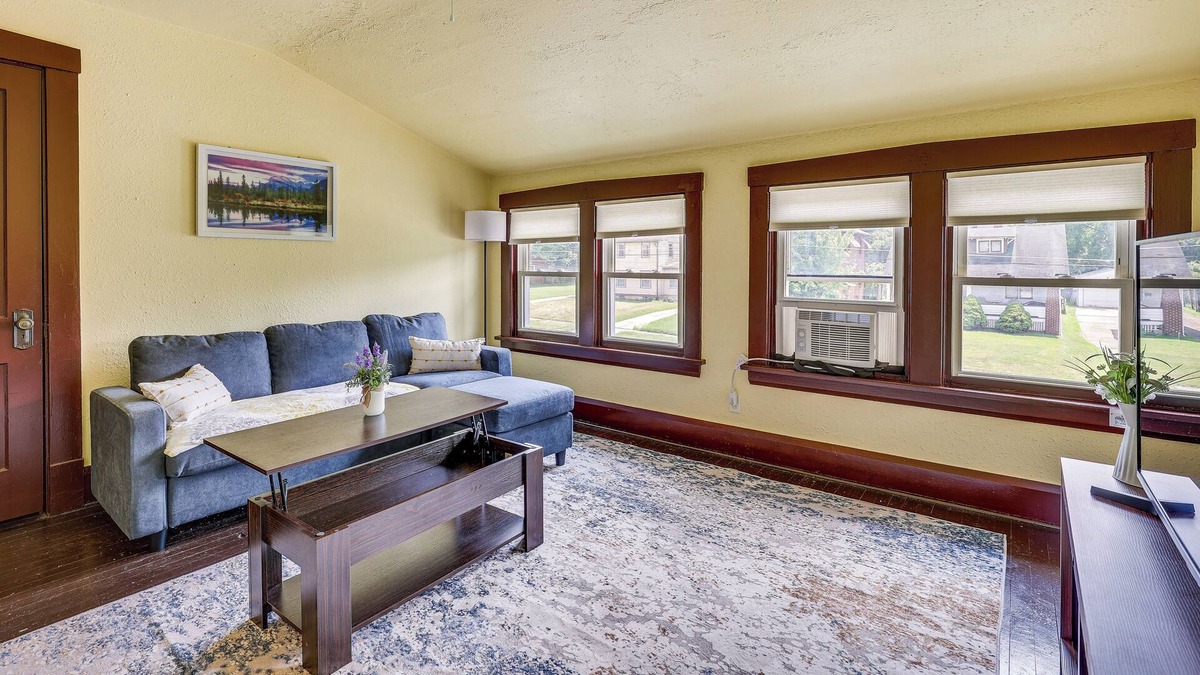 Youngstown Apartment | Youngstown Apartment: 2 Mi to Lake Newport!