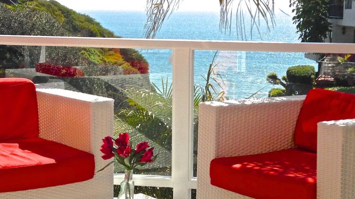San Clemente Condo | 🌺Your ACTUAL Ocean View2 - Walk to Restaurants - inches to sand🌺