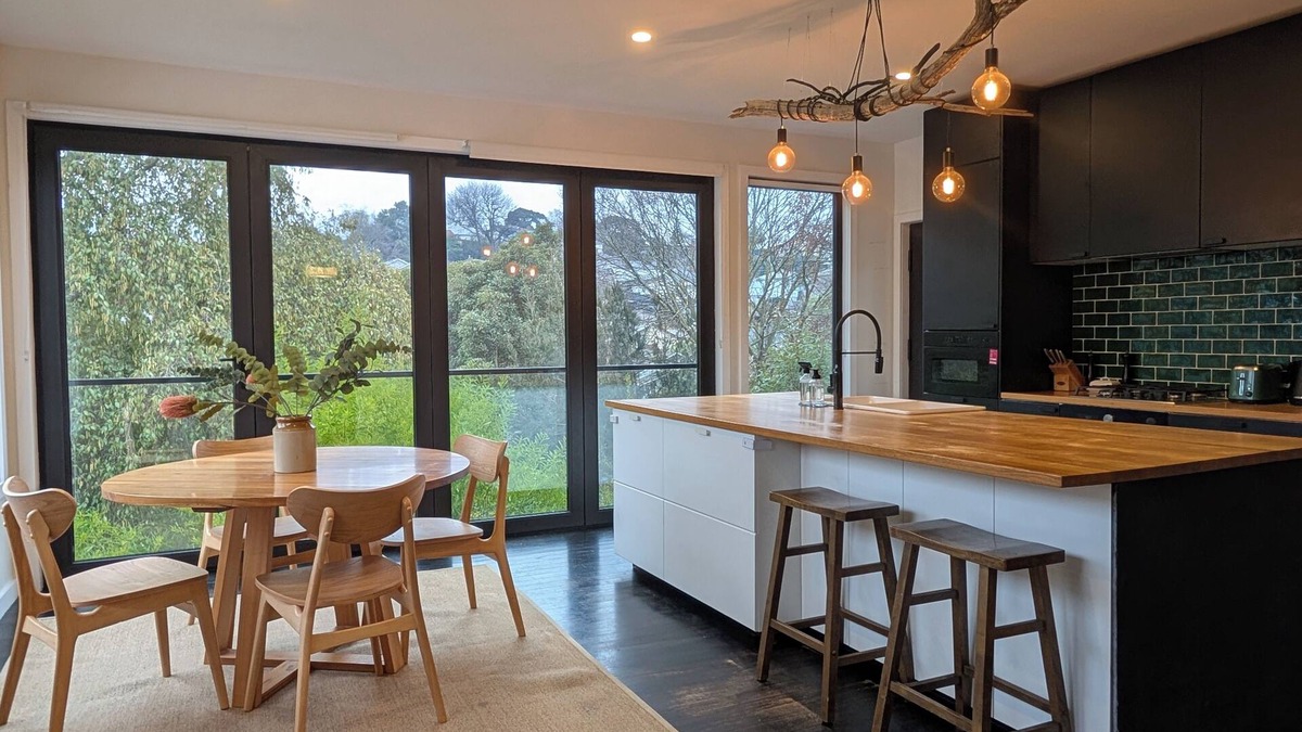 South Launceston House | Your CBD Treetop Base | Parking, Wifi & Views