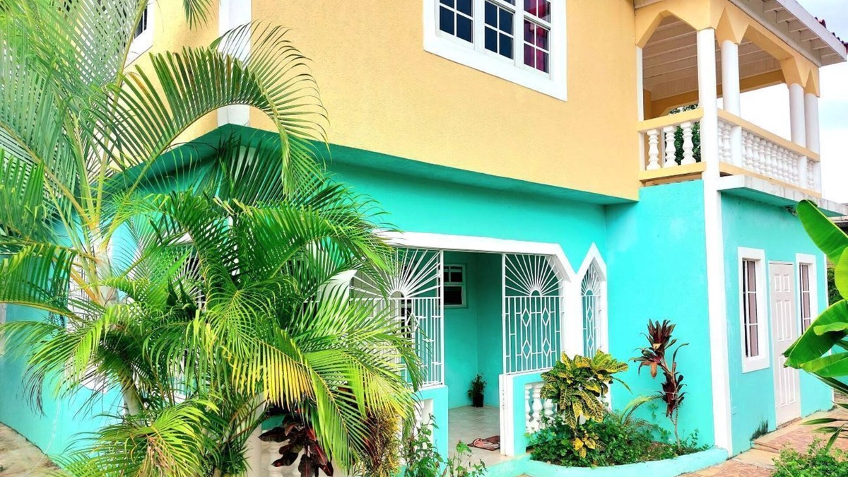 Orange Bay Villa | Your colorful Villa Anita in Orange Bay, JA. A place for families and friends.