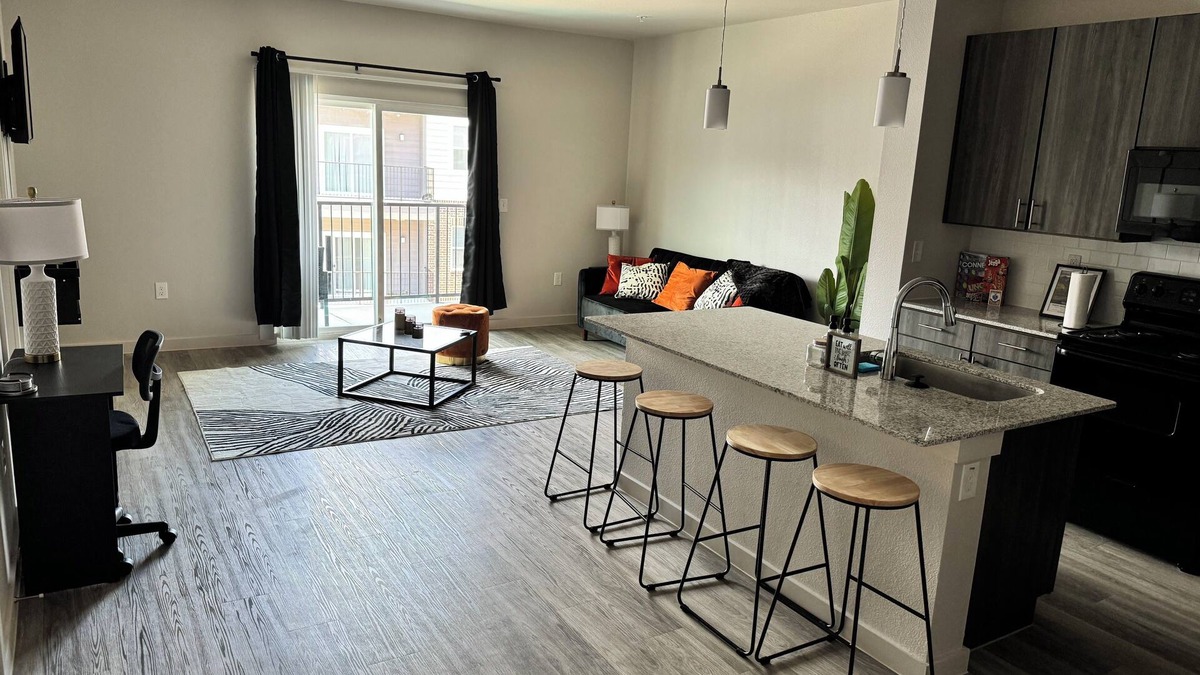 George Bush Park/Eldridge Bed & Breakfast | Your Cozy & Captivating Condo!