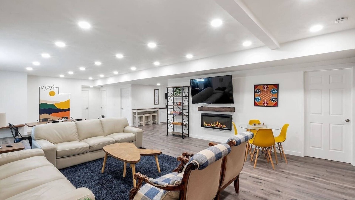 Lakeview House | Your Cozy Getaway: Near It All - Waffles too!