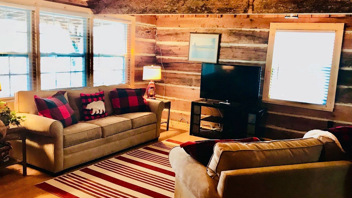 Kingston Cabin | Your cozy hideaway, where the water meets the wild.