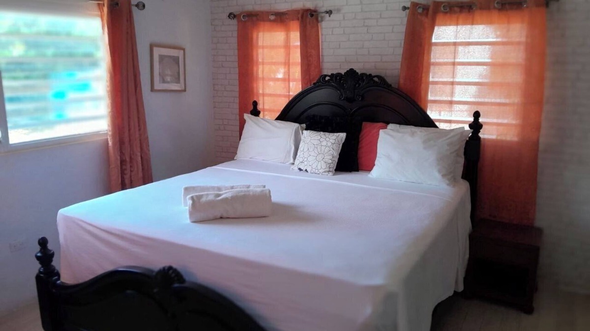 The Valley House | Your Dream Home Awaits: 3-Bedroom Retreat, Close to Everything