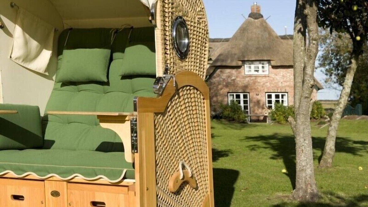 Wrixum House | Your exclusive dream holiday home on Foehr - classic thatched roof
