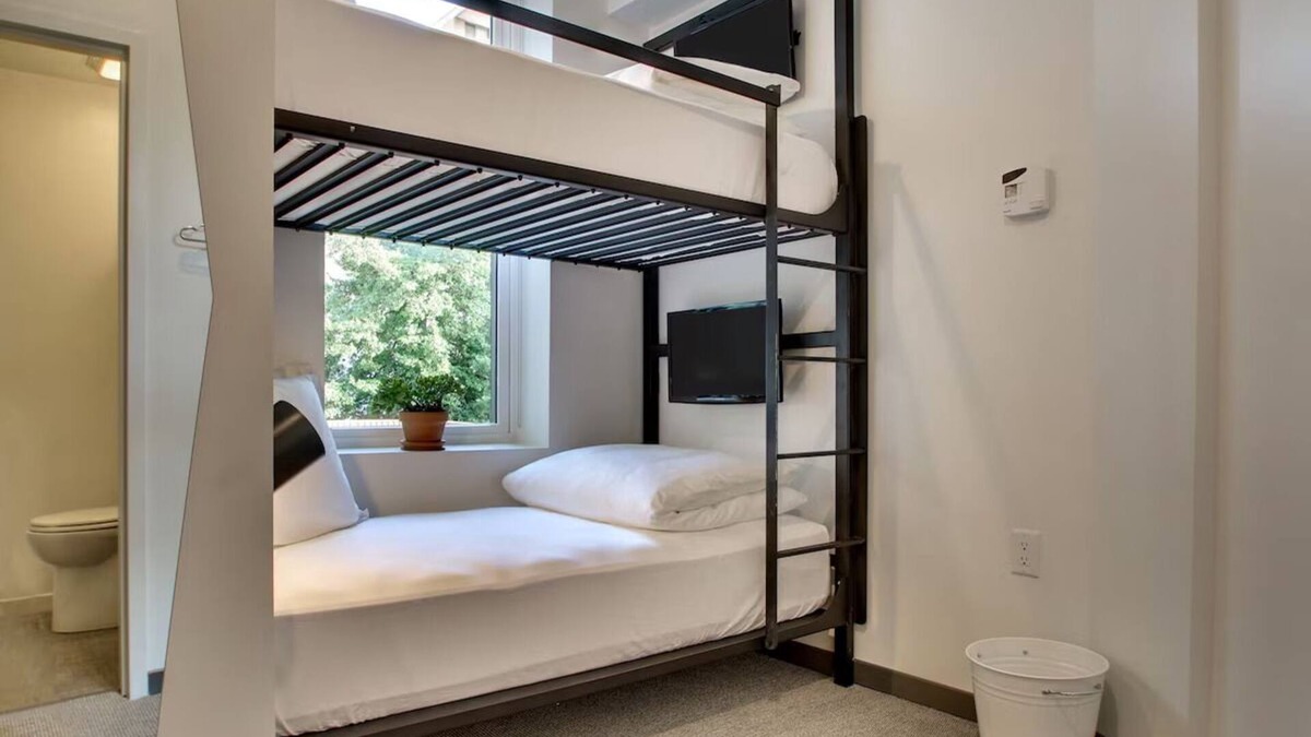 Foggy Bottom Hotel | Your Gateway to D.C.: Cozy Hive Near White House – Perfect for Sightseers